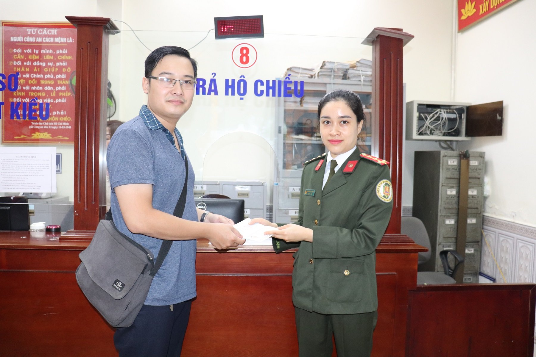 Phòng Quản lý xuất nhập cảnh:  Trao hộ chiếu khẩn cấp giúp người dân chữa bệnh